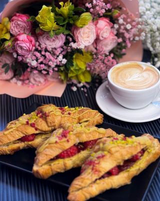 Kto hovorí, že do kvetinárstva sa chodí len po kvety? 😍💐 U nás vás čaká aj skvelá káva a niečo sladké pod zub 🍰☕ Napíšte...