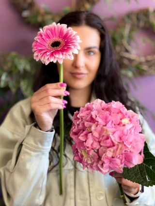 Každý kvet má svoj príbeh. 🌸 👉🏼 A my ich s láskou spájame do kytíc, ktoré hovoria za vás. 💐 Koho najbližšie potešíte...