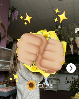 Tadaaa… čo poviete na túto krásnu kyticu ? ✨🌻✨ … #surprise #kytice #sunflowerkvetinarstvo #kvetysliac #kvetinarstvo
