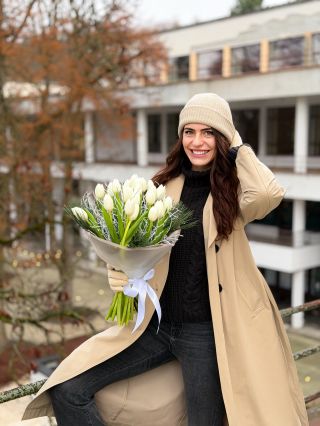 Vianoce nemusia byť len o ihličí… Aj biele tulipány dokážu vyčarovať tú pravú sviatočnú mágiu. ✨🤍 … #tulips #wintermagic...