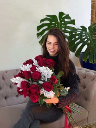 Červené ruže v zimnom prevedení ❄️🌹 Jednoduché, elegantné, nadčasové. Komu by ste ich podarovali vy ? …...